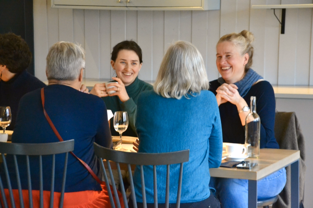 Fire kvinner rundt et bord